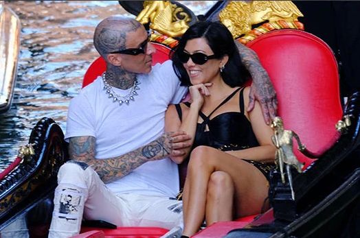 卡戴珊大姐在奥斯卡红毯与男友热吻 酥肩诱惑非常迷人