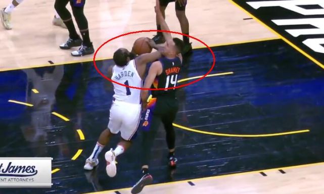 肘击太阳后卫引热议 布克单节22分状态满分