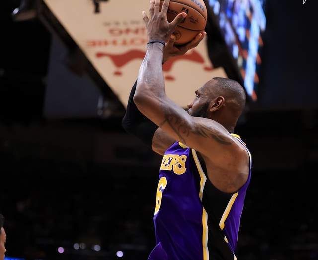 湖人浪费了大好机会 詹姆斯带伤轰39+9+5仍被黑