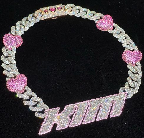 卡戴珊晒男友送钻石项链 项链价格不菲