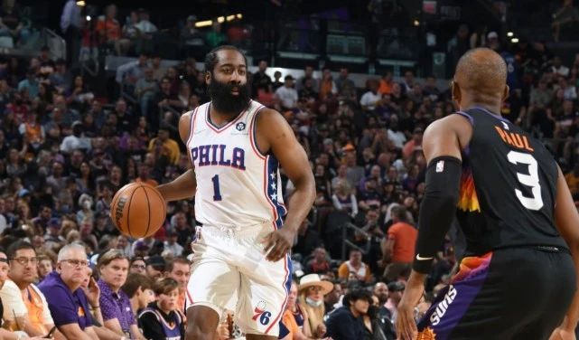 肘击太阳后卫引热议 布克单节22分状态满分