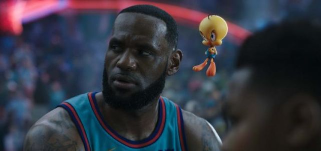 奥斯卡颁奖典礼主持人调侃 詹姆斯的发际线