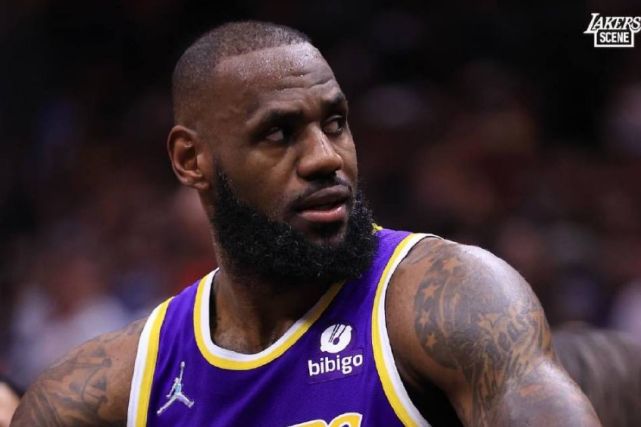 奥斯卡颁奖典礼主持人调侃 詹姆斯的发际线