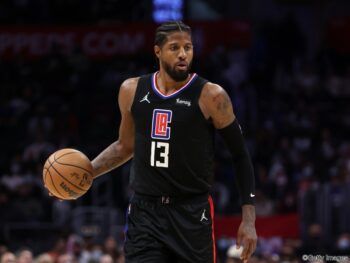 右肘内侧的副韧带断裂 乔治顺利地进行了康复训练