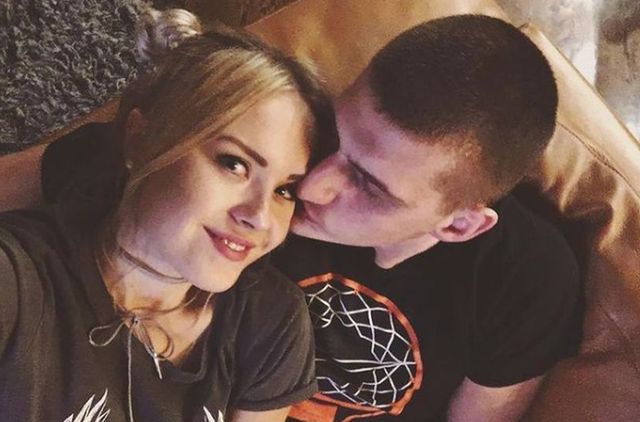 约基奇联盟好男人 和初恋相爱10年婚戒绑在鞋带上