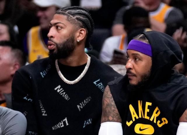 詹皇脚踝肿胀 浓眉开始全部训练