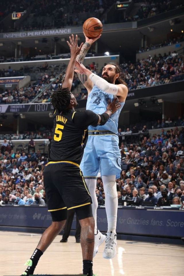 勇士狂输28分 无水无花只能抓瞎