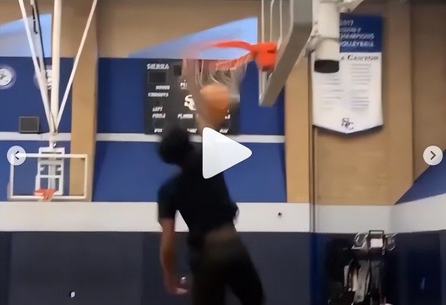 詹姆斯14岁小儿子备战AAU全国赛 身高已经达到了1米85