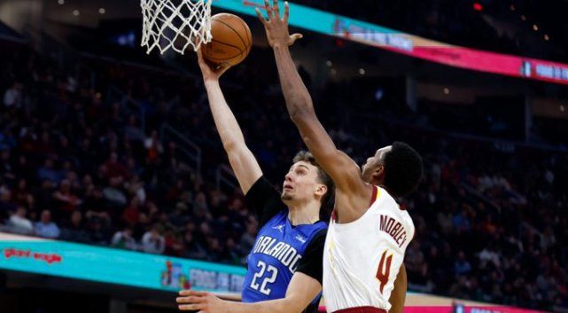 骑士在与魔术比赛中三人受伤 医生分析莫布里脚踝伤势分三级