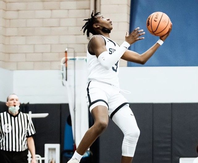 詹姆斯14岁小儿子备战AAU全国赛 身高已经达到了1米85