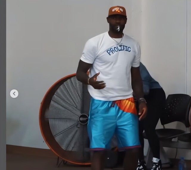 詹姆斯14岁小儿子备战AAU全国赛 身高已经达到了1米85