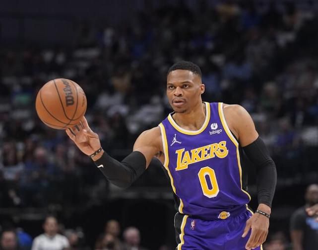 威少带队效果不佳 湖人半场丢82分落后26分