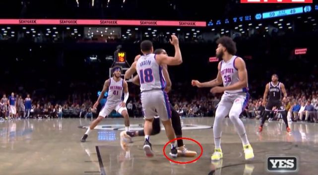 杜兰特90度崴脚左脚踩到了约瑟夫的脚面 继续留在场上比赛