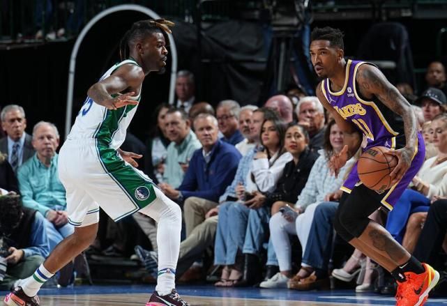 威少带队效果不佳 湖人半场丢82分落后26分