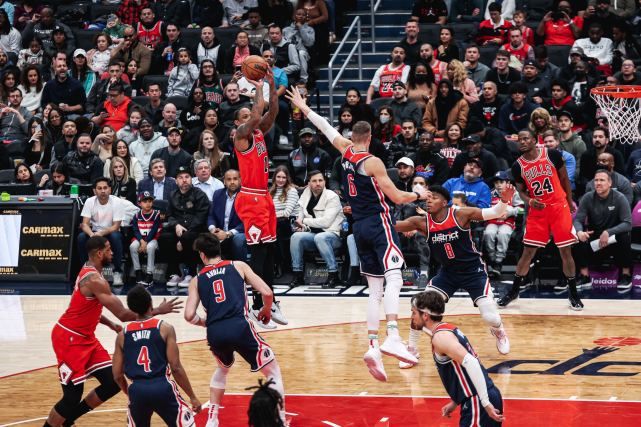 德罗赞32+7成乔丹后首人 末节7中6成救世主