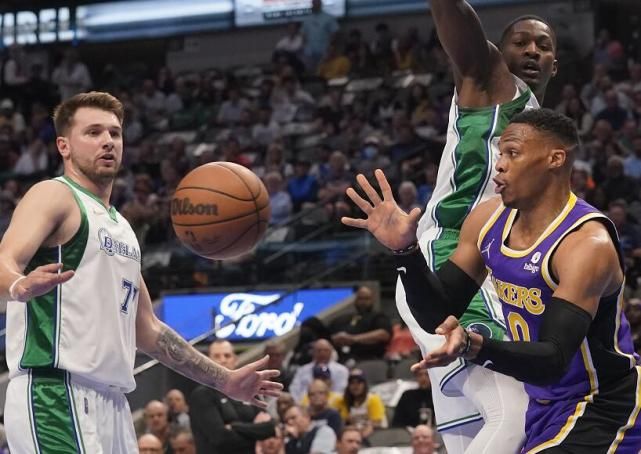 威少带队效果不佳 湖人半场丢82分落后26分