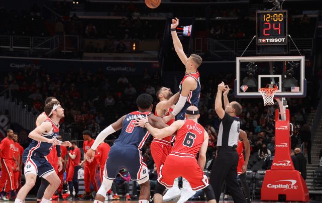 德罗赞32分带队取胜 公牛横扫奇才保住第5