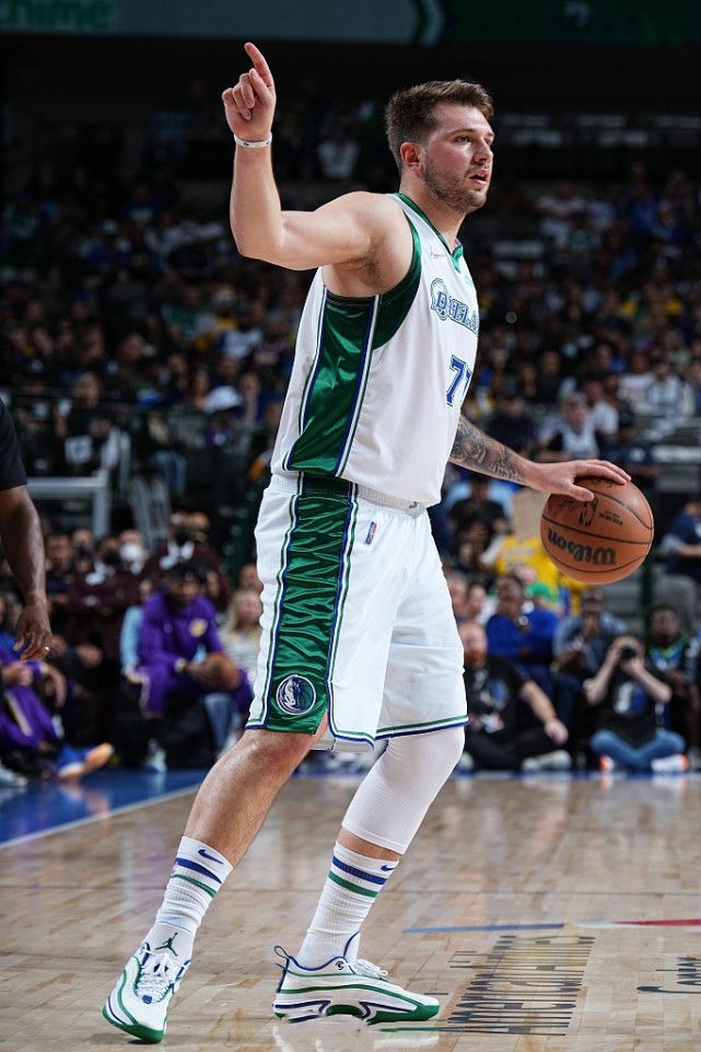 詹姆斯扭伤预计剩余比赛无法出战 湖人被马刺反超