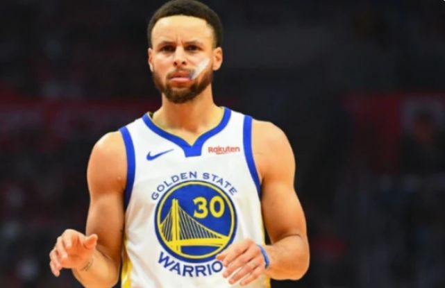 娃娃脸的库里深受众多小球迷喜爱 因伤缺席小女孩为他哭泣