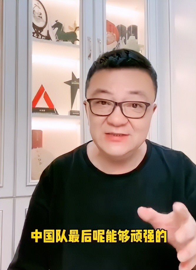 冯潇霆惹争议 效仿董路支持国足