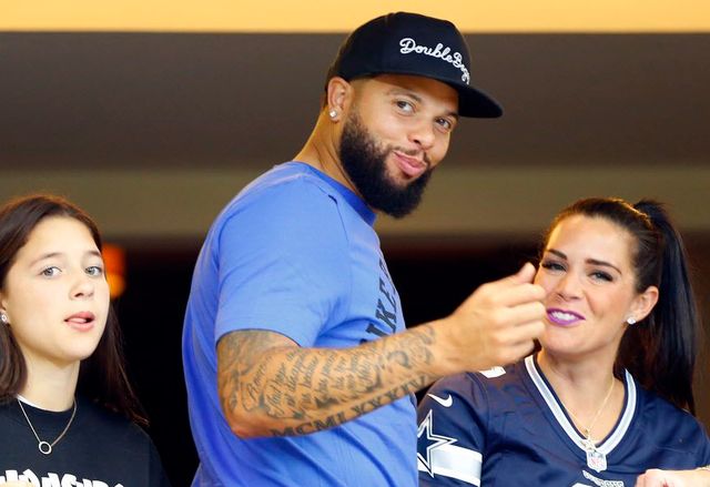 38岁德隆晒近照 身材走样搂着二婚美妻自在逍遥