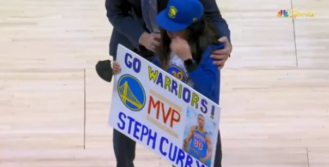 娃娃脸的库里深受众多小球迷喜爱 因伤缺席小女孩为他哭泣