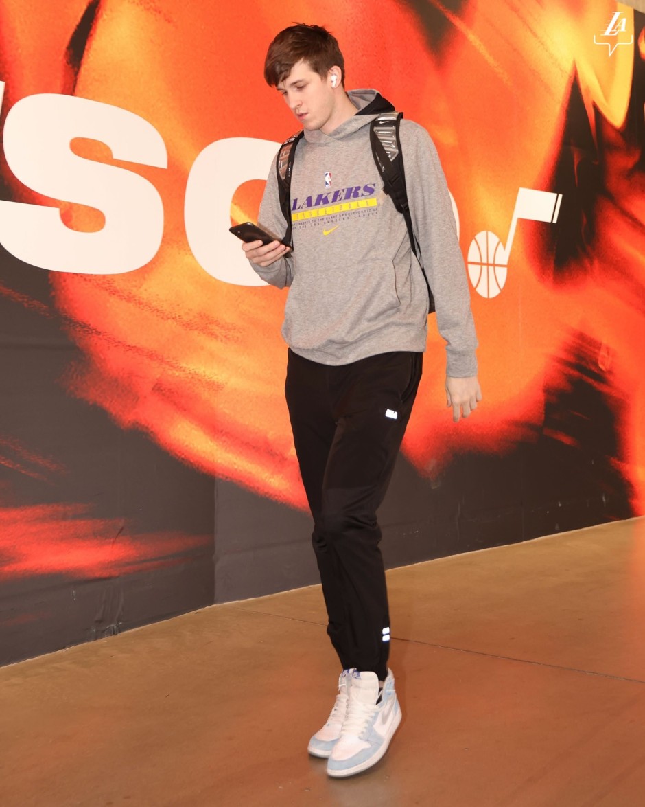 湖人公布本赛季第37套首发阵容 本赛季几乎两场换一套首发