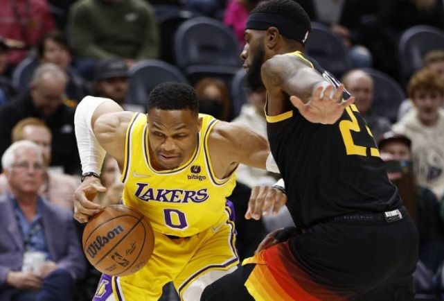 湖人不敌爵士中威少右手手指受伤 赛后戴护具受访称不知原因