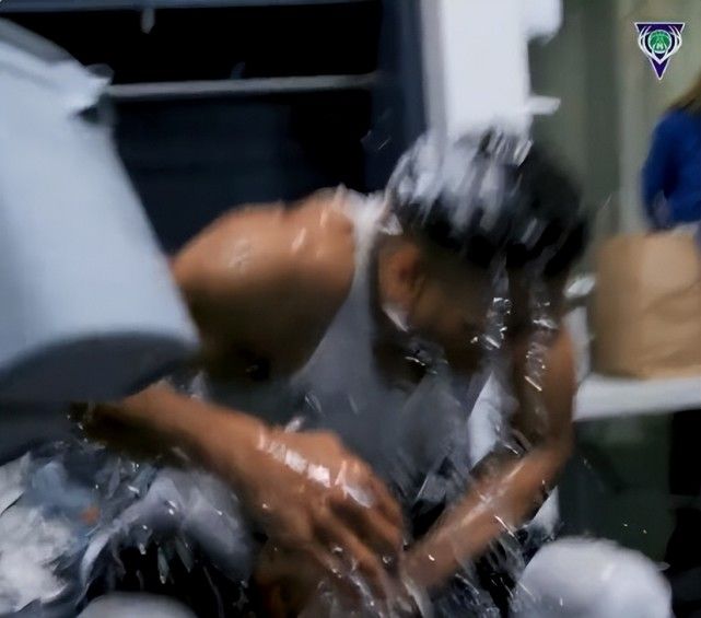 字母哥拿到队史得分王 更衣室上演泼水大战