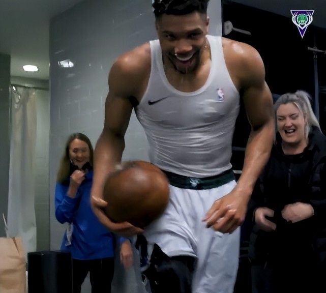 字母哥拿到队史得分王 更衣室上演泼水大战