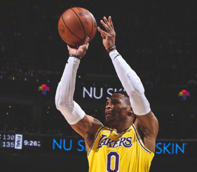 湖人不敌爵士中威少右手手指受伤 赛后戴护具受访称不知原因