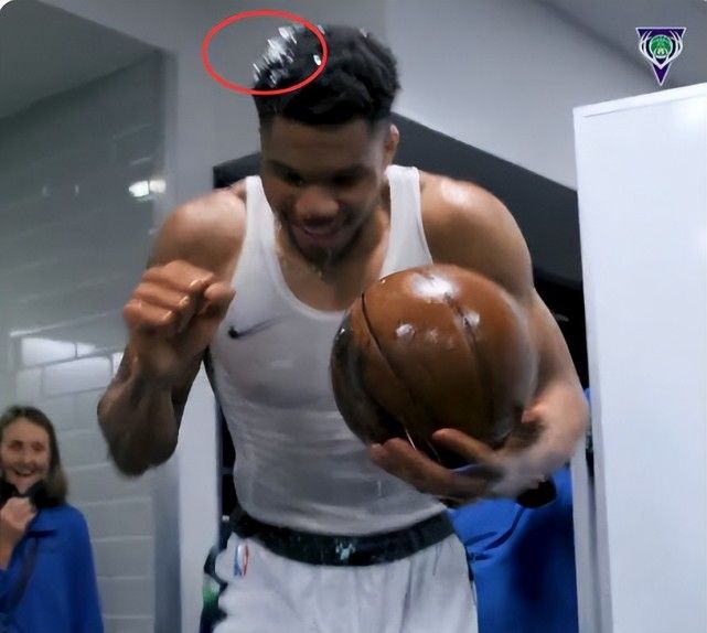 字母哥拿到队史得分王 更衣室上演泼水大战