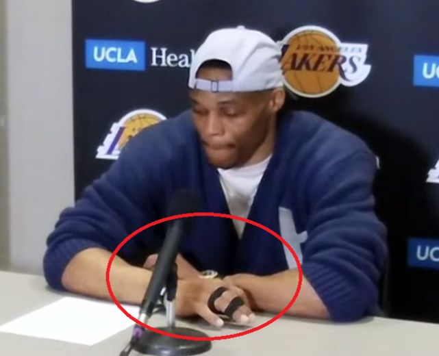 湖人不敌爵士中威少右手手指受伤 赛后戴护具受访称不知原因