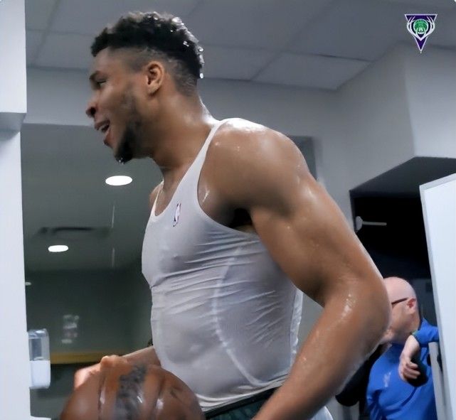 字母哥拿到队史得分王 更衣室上演泼水大战