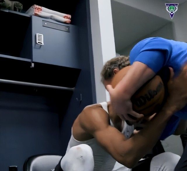 字母哥拿到队史得分王 更衣室上演泼水大战