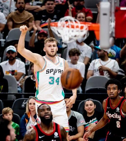 穆雷缺席马刺仍大胜 詹姆斯与戴维斯将一同复出