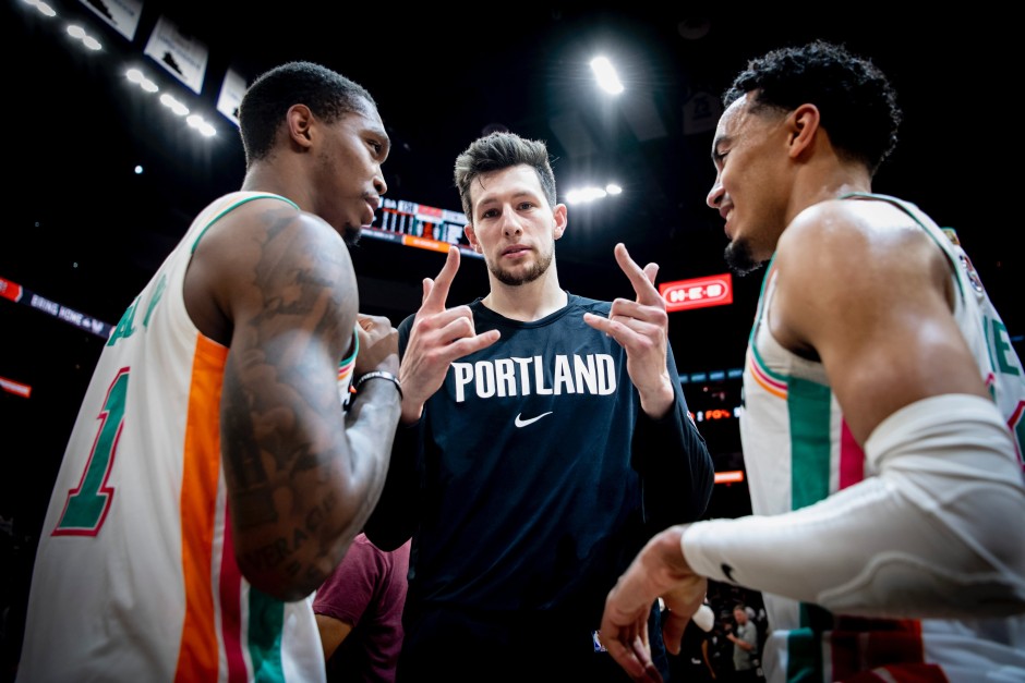 湖人依旧输给了湖人 詹姆斯遭遇职业生涯所在球队最差一年 