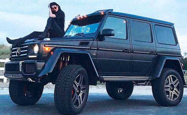 詹娜的豪宅里停放了一堆豪车 老爷车到霸越野车应有尽有