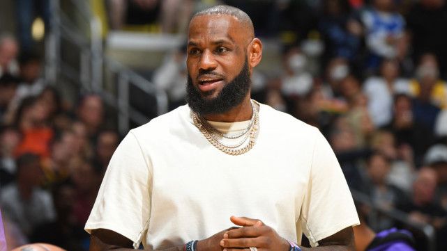 詹姆斯愚人节当天表示自己会结束本赛季 遭不少球迷调侃