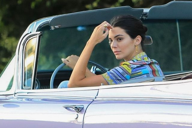 詹娜的豪宅里停放了一堆豪车 老爷车到霸越野车应有尽有