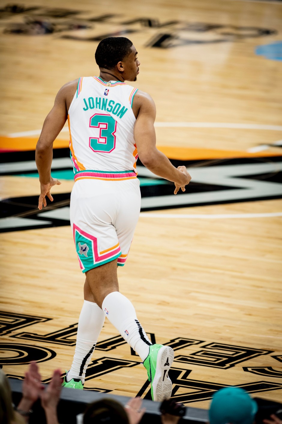 马刺再下一城继续占据西部第十 湖人与鹈鹕还在激烈的较量