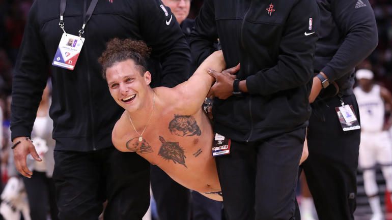 穿着内裤的球迷在球场上奔跑跳舞 被保安恶狠狠的拖走了