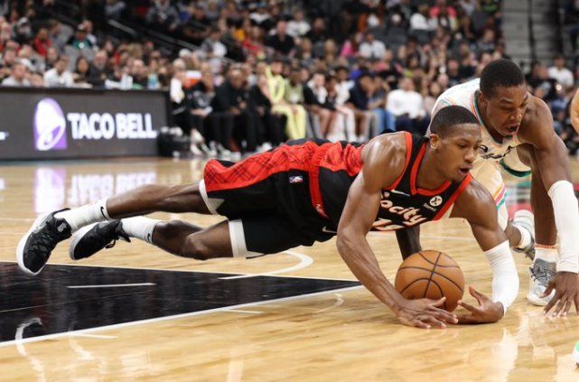 穆雷缺席马刺仍大胜 詹姆斯与戴维斯将一同复出