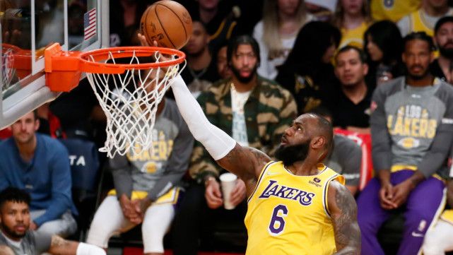 詹姆斯愚人节当天表示自己会结束本赛季 遭不少球迷调侃