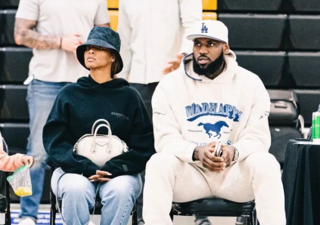 詹姆斯一家出动观战大儿子比赛 皇太子不负众望轰下25分