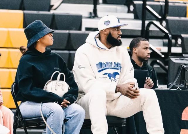 詹姆斯一家出动观战大儿子比赛 皇太子不负众望轰下25分