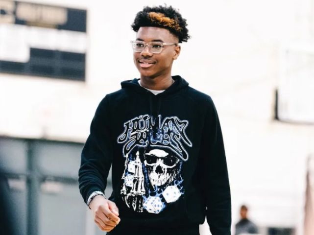 詹姆斯一家出动观战大儿子比赛 皇太子不负众望轰下25分