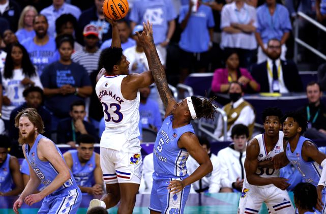 NCAA决赛卫冕4连冠 堪萨斯大学16分大逆转北卡大学