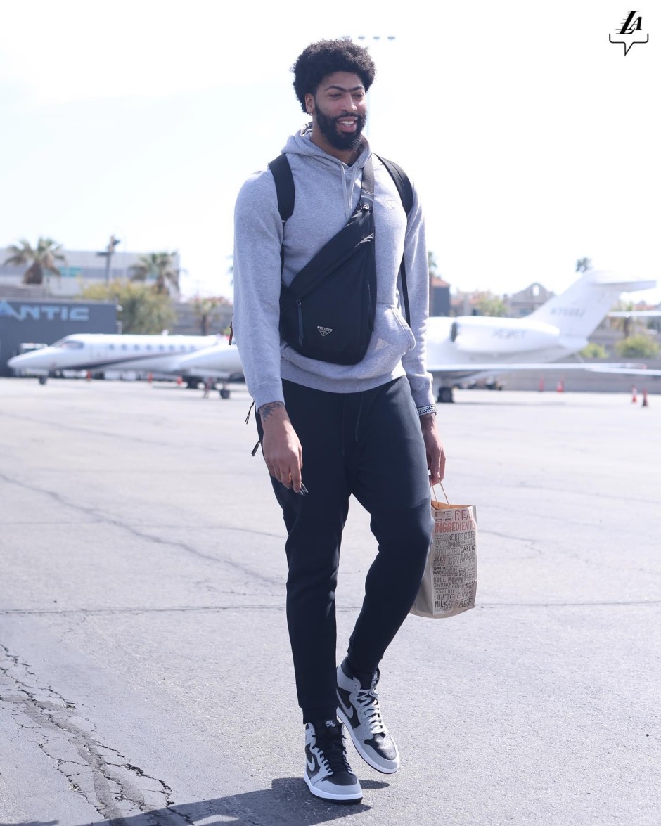 湖人出征菲尼克斯 三巨头咧嘴大笑心情好