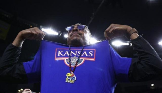 NCAA决赛卫冕4连冠 堪萨斯大学16分大逆转北卡大学
